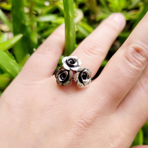 *RARE* Vintage Beau Sterling 925 Sterling Silver Triple Rose Ring - Picture 2 of 11